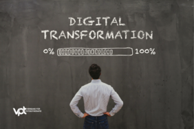Ein Mann steht mit dem Rücken zum Betrachter und schaut auf eine Tafel auf der die Aufschrift steht: "Digitale Transformation"