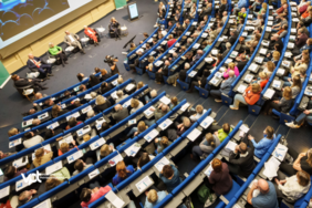 Hörsaal mit Publikum und Podium